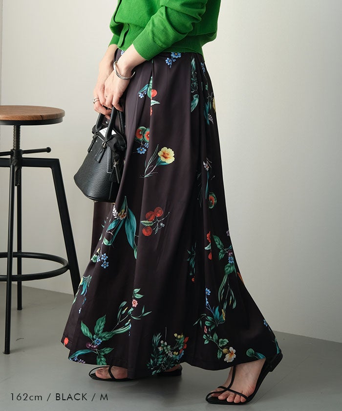 ボタニカル柄スカート